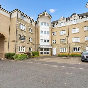 Modern 1br Flat - Free Parking + Lift Apartment